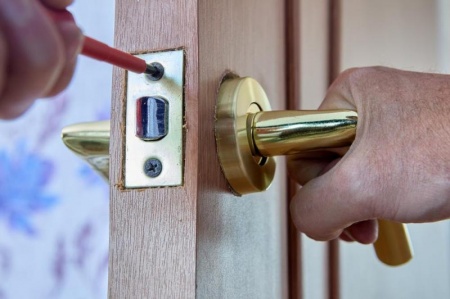 Comment ouvrir une porte claqu&eacute;e &agrave; Angers sans forcer ?