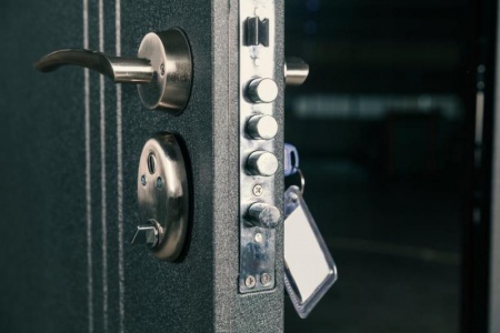 Serrure multipoints &agrave; Angers, un renfort de s&eacute;curit&eacute; pour votre porte d'entr&eacute;e